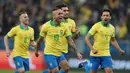 Para pemain Brasil merayakan kemenangan mereka atas Paraguay dalam laga perempat final Copa America 2019  di Arena do Gremio, Porto Alegre, Brasil, Kamis (27/6/2019). Brasil melaju ke semifinal Copa America 2019 setelah menaklukkan Paraguay lewat adu penalti. (AP Photo/Natacha Pisarenko)