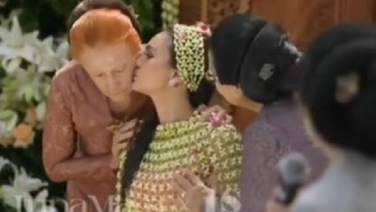 Potret Cantik Luna Maya di Momen Siraman Menjelang Hari Pernikahan, Tampil Anggun Pakai Kemben Berbalut Ronce Melati