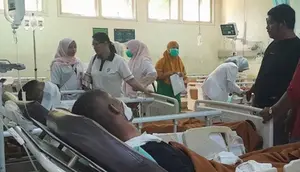 Korban kapal penyeberangan KMP Aceh Hebat 2 yang meledak di Pelabuhan Ulee Lheue, Kota Banda Aceh, saat mendapat perawatan medis. (Liputan6.com/ Dok Ist Haris)