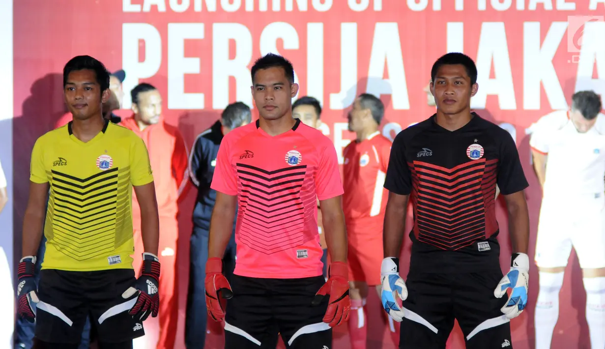 Tiga penjaga gawang Persija memeragakan kaus tim terbaru saat peluncuran di Jakarta, Jumat (2/2). Persija memperkenalkan tiga model kaus yang akan digunakan pada musim 2018. (Liputan6.com/Helmi Fithriansyah)