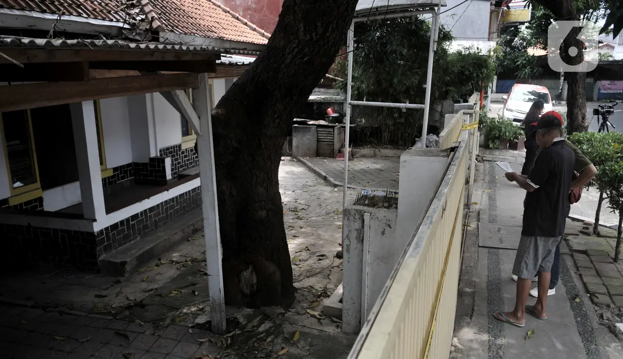 Warga melihat rumah yang dijadikan klinik aborsi ilegal seusai penyegelan oleh polisi di Jalan Paseban Raya, Jakarta, Minggu (16/2/2020). Selama beroperasi 21 bulan, klinik telah menerima 1.632 pasien dan menggugurkan 903 janin dari pasien yang datang. (merdeka.com/Iqbal S Nugroho)