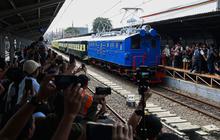 FOTO: Penampakan Kereta Listrik Pertama RI Ramaikan Parade 100 Tahun Operasional KRL di Indonesia