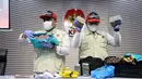 Bertempat di Gedung Merah Putih KPK, Jakarta, Rabu (11/3/2026), penyidik KPK memperlihatkan barang bukti berupa uang ratusan juta rupiah beserta dokumen dalam kasus dugaan suap yang melibatkan Bupati Rejang Lebong Muhammad Fikri Thobari. Tampak dalam foto, Penyidik Komisi Pemberantasan Korupsi (KPK) memperlihatkan barang bukti Operasi Tangkap Tangan (OTT) dugaan tindak pidana korupsi suap ijon proyek di lingkungan Pemerintah Kabupaten Rejang Lebong Provinsi Bengkulu tahun 2025-2026 di Gedung Merah Putih KPK, Jakarta, Rabu (11/3/2026). (merdeka.com/Arie Basuki)