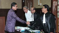 Sandiaga Uno bersalaman dengan tim kuasa hukum usai menjadi saksi di Pengadilan Tipikor, Jakarta (30/8). Sidang tersebut beragenda mendengar keterangan saksi-saksi. (Liputan6.com/Helmi Afandi)