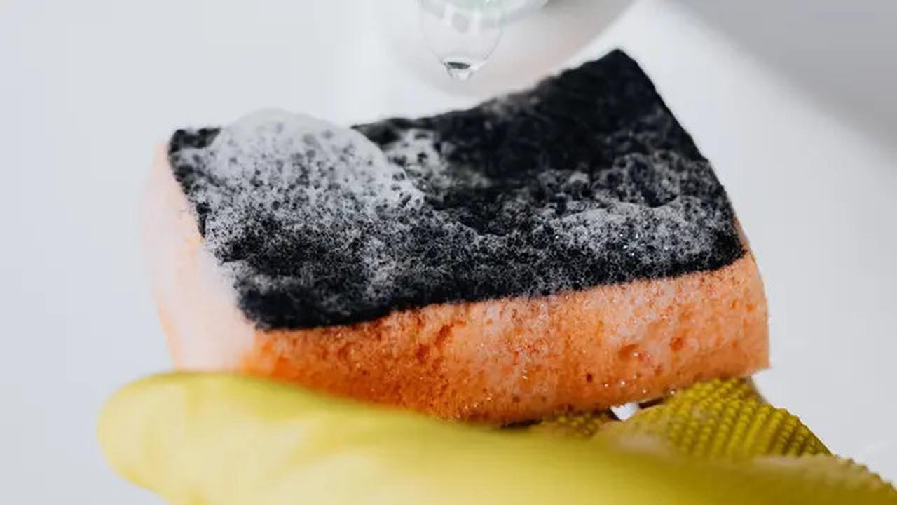 Cara Mudah Menghilangkan Noda Gosong di Dasar Panci dengan Sabun Colek