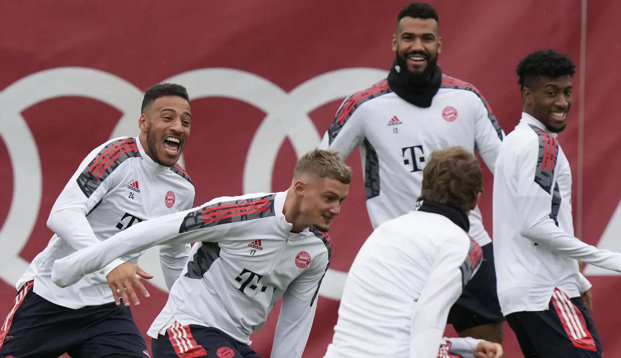 Pemain Bayern Munchen Corentin Tolisso (belakang kiri) bersama rekan satu timnya saat sesi latihan di Munchen, Jerman, Selasa (19/10/2021). Bayern Munchen akan menghadapi Benfica pada pertandingan Grup E Liga Champions pada 20 Oktober 2021 waktu setempat. (AP Photo/Matthias Schrader)