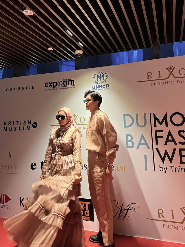 <span>Dinda Hauw Jadi Model Catwalk di Dubai Modest Fashion Week. (Sumber: Instagram/rey_mbayang)</span>