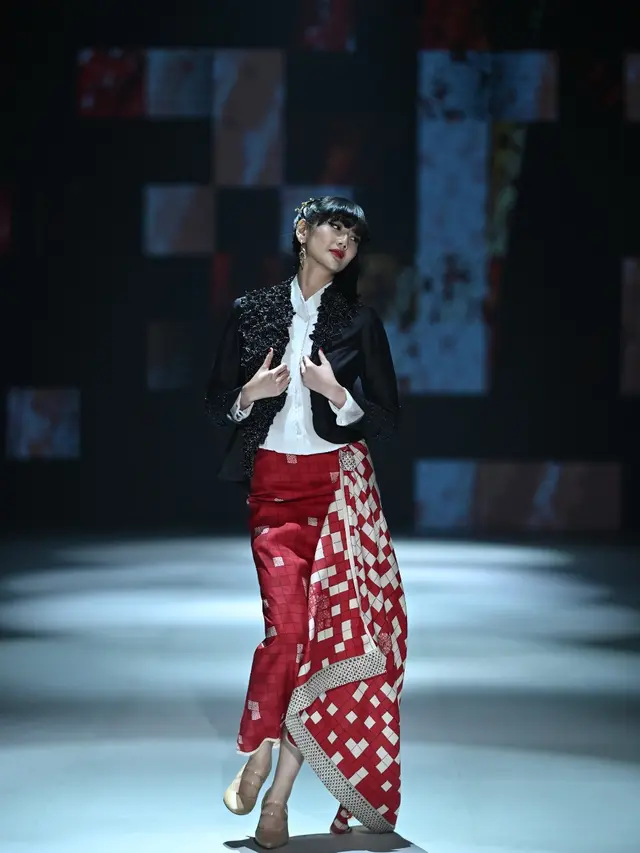 BINhouse Hidupkan Runway PIFW 2025 dengan Lenggak Lenggok Model Berkebaya