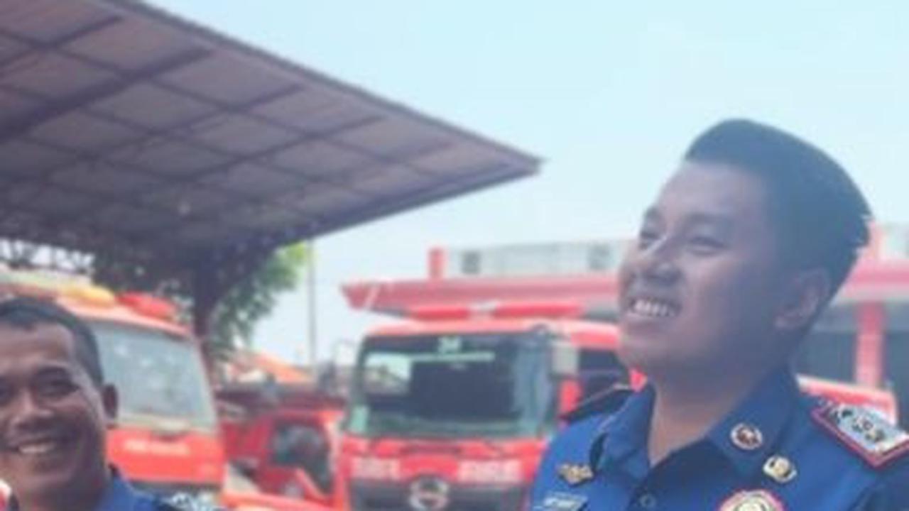 Setelah dimutasi, Ade kini fokus menjalankan tugas barunya di pemadam kebakaran.
