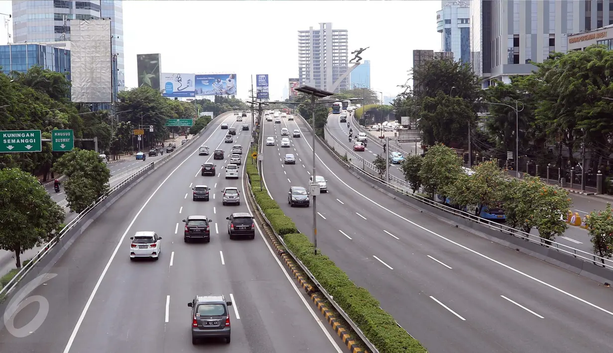 Kendaraan berlalu-lalang melintasi Jalan Tol Pancoran, Jakarta, Senin (12/9). Jalanan di Ibu Kota Jakarta tampak lengang pagi hingga menjelang siang karena warga sedang merayakan Idul Adha 1437 H. (Liputan6.com/Helmi Afandi)