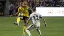 Pemain Al-Nassr, Cristiano Ronaldo (kiri) berebut bola dengan pemain Al-Ittihad, Mario Mitaj dalam laga semfinal Saudi Super Cup 2025 di Hong Kong Stadium, Hong Kong, Selasa (19/08/2025) waktu setempat. (AP Photo/Chan Long Hei)