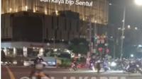 Sebuah video viral memperlihatkan aksi segerombolan pemotor melakukan freestyle di kawasan ring 1 tepatnya di lampu merah Sarinah, Jalan MH Thamrin, Jakarta Pusat. (Foto: Istimewa/Instagram @lbj_jakarta)