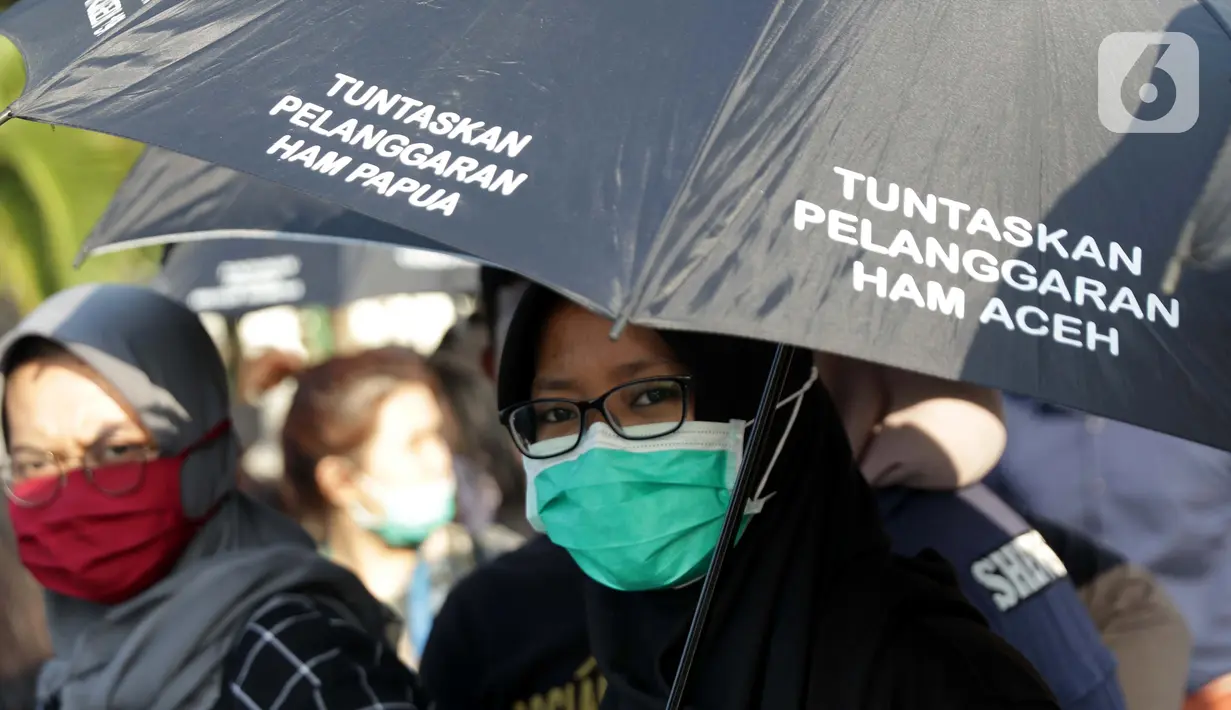 Aktivis saat melakukan Aksi Kamisan ke-604 di depan Istana Merdeka, Jakarta, Kamis (3/9/2019). Aksi Kamisan ke-604 mendesak pemerintah menuntaskan beragam kasus pelanggaran HAM masa lalu, selain itu mereka juga berdiskusi tentang #reformasidikorupsi. (Liputan6.com/Helmi Fithriansyah)