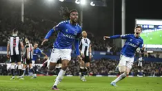 Everton berhasil memetik kemenangan penting saat menjamu Newcastle pada laga lanjutan Liga Inggris 2021/22 di Stadion Goodison Park. Pasalnya, The Toffes akhirnya mampu mengakhiri tren negatif empat kekalahan beruntun yang membuat mereka berada di tepi jurang degradasi. (PA via AP/Richard Seller)