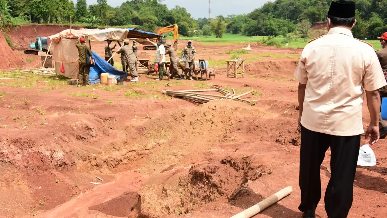 Wakil Gubernur Jawa Barat Uu Ruzhanul Ulum menutup lokasi galian tanah merah tak berizin di Desa Kertarahayu, Kecamatan Setu, Kabupaten Bekasi. (Foto: Liputan6.com/Humas Pemprov Jabar)