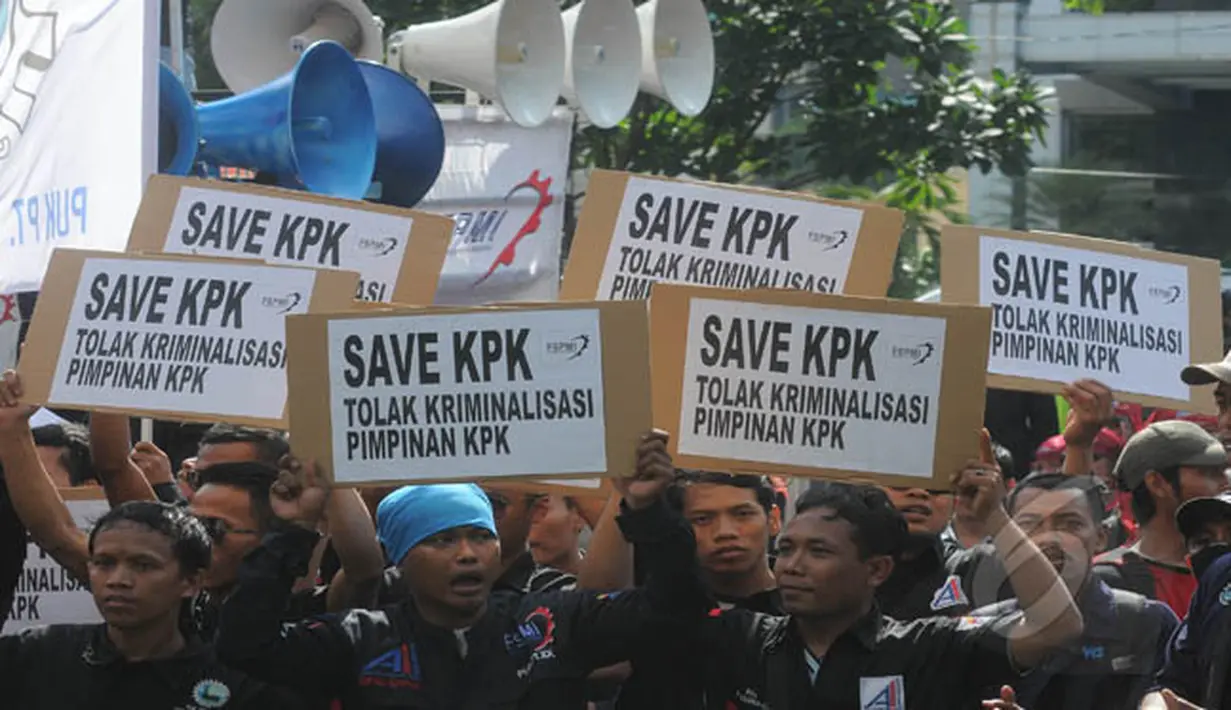 Massa dari Aliansi Save Indonesia menggelar aksi dengan tema 'Save Polri, Save KPK, Save Indonesia' di depan Gedung KPK, Jakarta, Jumat (6/2/2015). (Liputan6.com/Herman Zakharia)