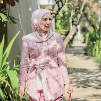 Kebaya tersebut ia padukan bersama hijab, selendang sebagai ikat pinggang, dan kain batik warna pink. [@tya_ariestya]