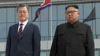 Presiden Korea Selatan, Moon Jae-in berpose dengan pemimpin Korea Utara, Kim Jong-un setibanya di Pyongyang, Selasa (18/8). Kedatangan Moon Jae-in ke negara tersebut adalah untuk pertemuan ketiga dengan Kim Jong-un. (Korea Broadcasting System via AP)