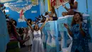 Narapidana wanita beragam kostum tampil dalam acara Natal tahunan di Penjara Nelson Hungria, Rio de Janeiro, Brasil, Kamis (13/12). Para narapidana sedang menjalani hukuman karena pelanggaran perampokan hingga pembunuhan. (AP Photo/Silvia Izquierdo)