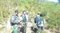 Warga asal Dusun Bawa dan Dusun Panjang, saat mencari mata air bersama anggota TNI dan Polri. (Liputan6.com/Eka Hakim)
