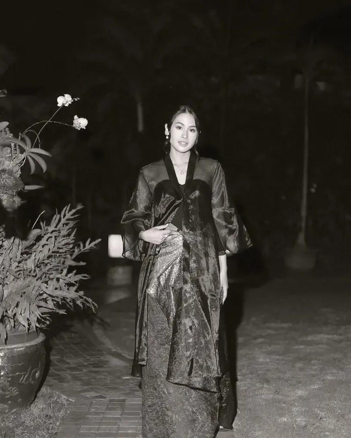 Tampilan Magis Maudy Ayunda Bacakan Puisi Perjalanan Cinta Habibie Ainun dengan Kebaya Tembus Pandang
