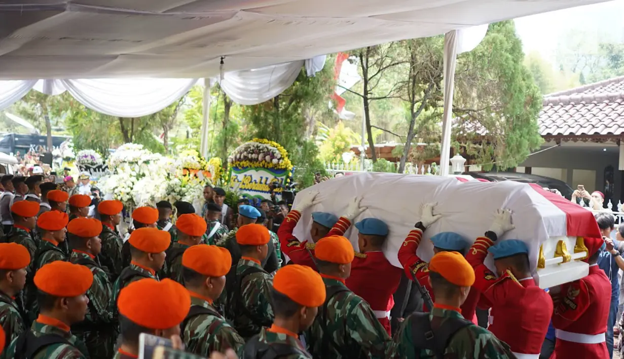Anggota Pasukan Paspampres membawa jenazah Presiden ke-3 RI Bacharuddin Jusuf Habibie saat prosesi penyerahan jenazah kepada negara di Patra Kuningan, Jakarta, Kamis (12/9/2019). Jenazah BJ Habibie diberangkatkan ke Taman Makam Pahlawan Kalibata untuk dimakamkan. (Liputan6.com/Immanuel Antonius)