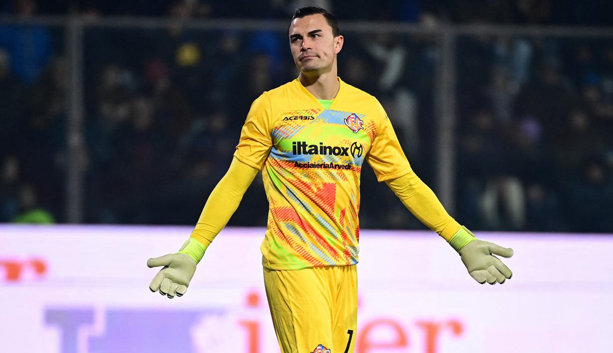 Kiper timnas Indonesia, Emil Audero, mengalami nasib yang cukup sial saat menjalani pertandingan membela Cremonese melawan Inter Milan. Kiper Timnas Indonesia itu terkena petasan yang dilemparkan dari tribun suporter I Nerazzurri. (AFP/Piero Cruciatti)