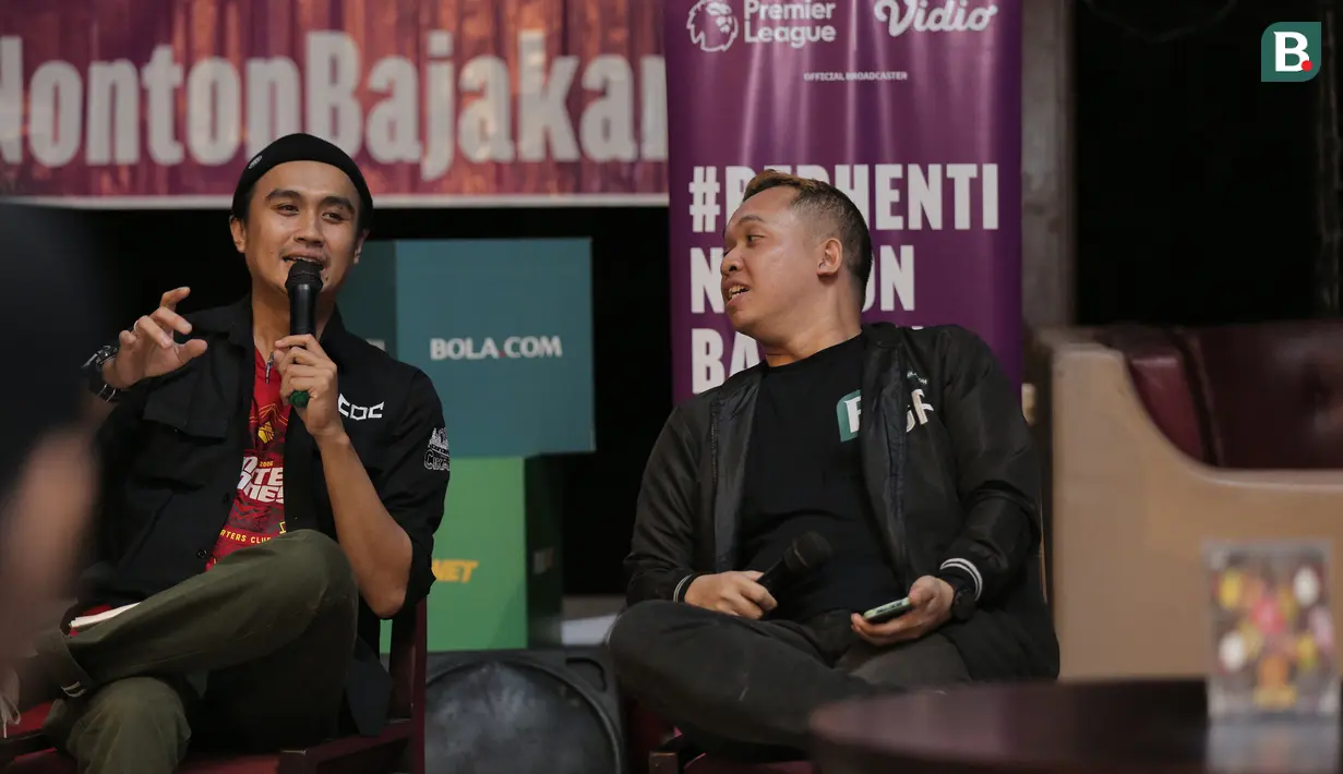 Jurnalis Bola.com, Gerendo Pradigdo (kanan) saat menjadi komentator dalam acara Roaring Night Liga Inggris 2023/2024 antara Manchester United (MU) melawan Everton di Bunker Terrace Cafe di Java Palace Hotel Jababeka, Cikarang, Sabtu (9/3/2024) malam WIB. (Bola.com/Pradipta Rama Baskara)
