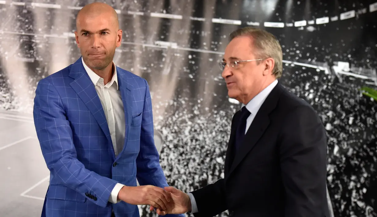 Presiden Real Madrid Florentino Perez menjabat tangan Zinedine Zidane (kiri) usai menjadi pelatih klub tersebut di stadion Santiago Bernabeu, Senin (4/1/2016). Zidane menggantikan Rafael Benitez yang baru saja dipecat manajemen. (AFP PHOTO/GERARD JULIEN)