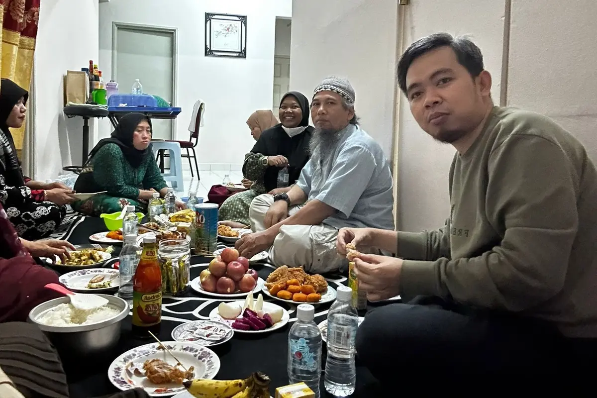 Gus Muhammad Fawait, Ketua Fraksi Partai Gerindra DPRD Jatim bertemu pekerja migran asal Jawa Timur di Malaysia. (Istimewa).