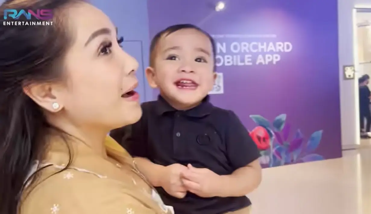 Detik-detik Rayyanza saat akan bertemu dengan ayahnya. Sempat terpisah karena Raffi ada pekerjaan di Filipina, akhirnya bisa ketemu anak dan istrinya di Singapura. Dalam salah satu mall di Singapura, Rayyanza yang digendong Gigi terus memanggil-manggil 'Papa'. [Youtube/Rans Entertainment]