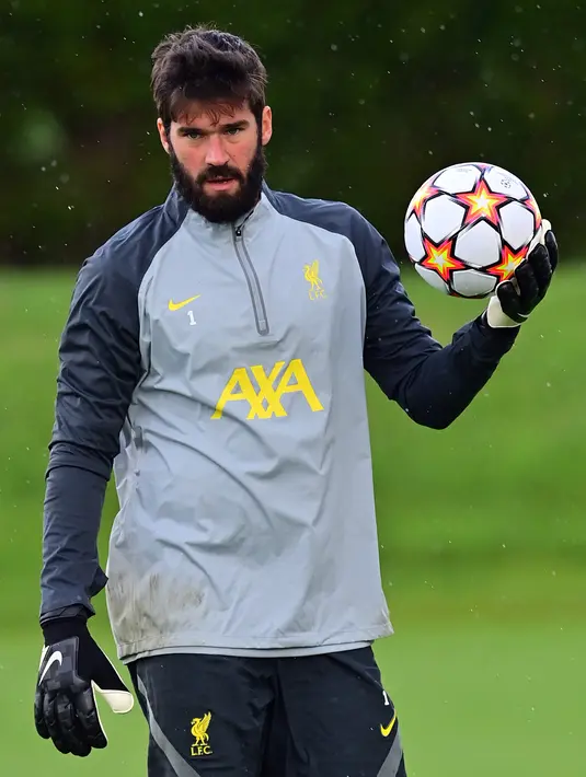 Penjaga gawang Liverpool asal Brasil Alisson Becker mengambil bagian dalam sesi latihan di pusat pelatihan Axa di Kirkby, Liverpool, Inggris (27/9/2021). Liverpool akan bertanding melawan Porto pada grup B Liga Champions di Estadio do Dragao. (AFP/Paul Ellis)