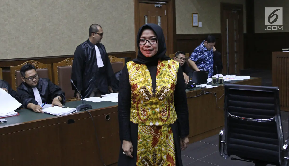 Mantan Wakil Ketua Komisi VII DPR Eni Maulani Saragih usai memberikan kesaksian pada sidang lanjutan terdakwa Johannes Budisutrisno Kotjo di Pengadilan Tipikor Jakarta, Kamis (11/10). Eni bersaksi di sidang kasus PLTU Riau-1 (Liputan6.com/Herman Zakharia)