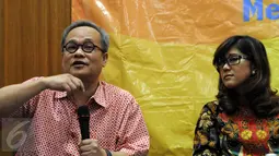 Tokoh senior Partai Golkar Hajriyanto Y Thohari (kiri) saat berbicara dalam diskusi bertajuk "Mau Kemana Golkar?" di Cikini Jakarta, (21/2). (Liputan6.com/Helmi Afandi)