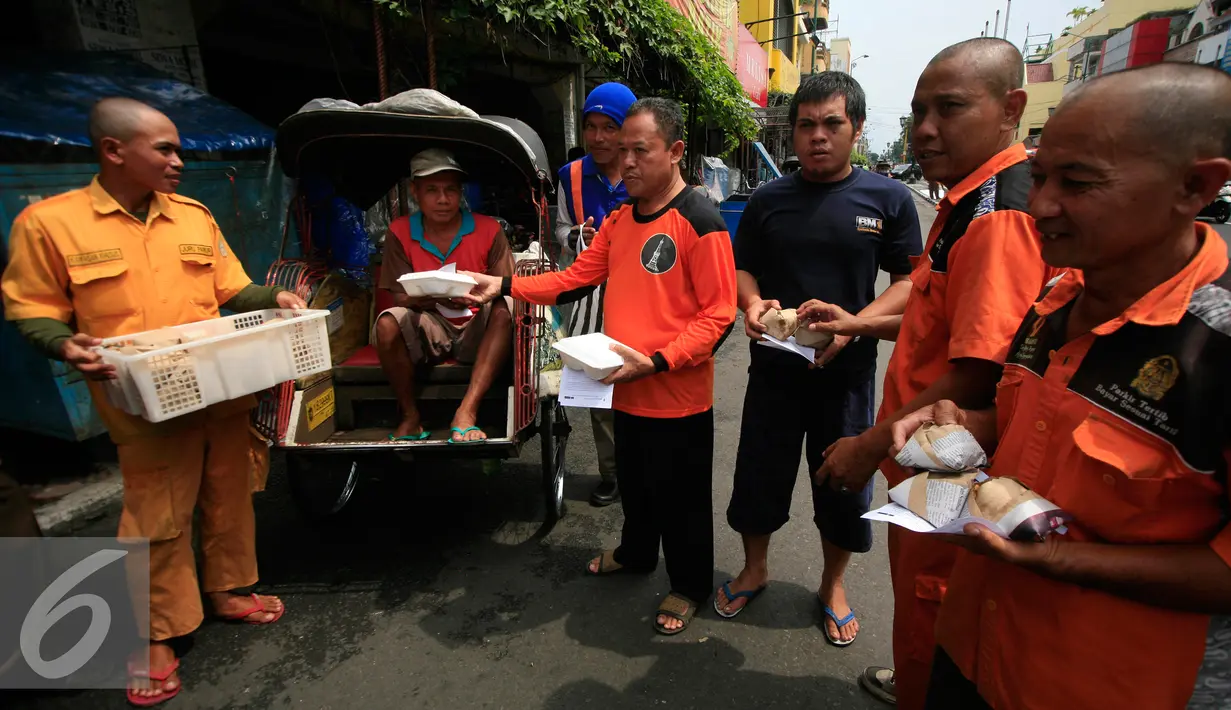 Juru parkir membagikan nasi bungkus kepada warga di jalan Malioboro,Yogyakarta, Jumat (11/3). Dalam aksinya mereka meminta dukungan kepada pengguna jalan yang melintas dan menuntut kejelasan relokasi yang bernurani. (Liputan6.com/Boy Harjanto)