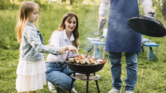 keluarga sedang BBQ atau Bakar-bakaran