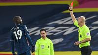 Wasit Anthony Taylor memberi kartu merah kepada gelandang Arsenal, Nicolas Pepe, dalam laga lanjutan Liga Inggris pekan ke-9 di Elland Road Stadium, Leeds, Minggu (22/11/2020). Arsenal bermain imbang 0-0 dengan Leeds United (AFP/Paul Ellis/Pool)