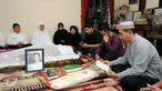 Pelayat membaca Al Quran disisi jenazah Ketua KPU, Husni Kamil Manik di kompleks KPU, Jakarta, Jumat (8/7). Husni Kamil Manik wafat pada Kamis (7/7) di usia 40 tahun. (Liputan6.com/Helmi Fithriansyah)
