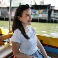 Sarah Menzel tampil manis dan modis (Instagram/sarah_menzel)