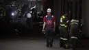 Paramedis dan tim tanggap darurat dikerahkan ke lokasi runtuhnya atap bangunan Rumah Sakit Charlotte Maxeke di Johannesburg, Afrika Selatan, Kamis (2/3). Insiden tersebut menyebabkan beberapa pasien terjebak di dalam reruntuhan. (Marco LONGARI/AFP)