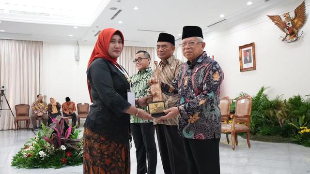 Heni Mustakaningati menerima penghargaan Satya Lencana Kebaktian Sosial yang diserahkan Wapres Maruf Amin di Bangka Belitung. (Liputan6.com/ist)