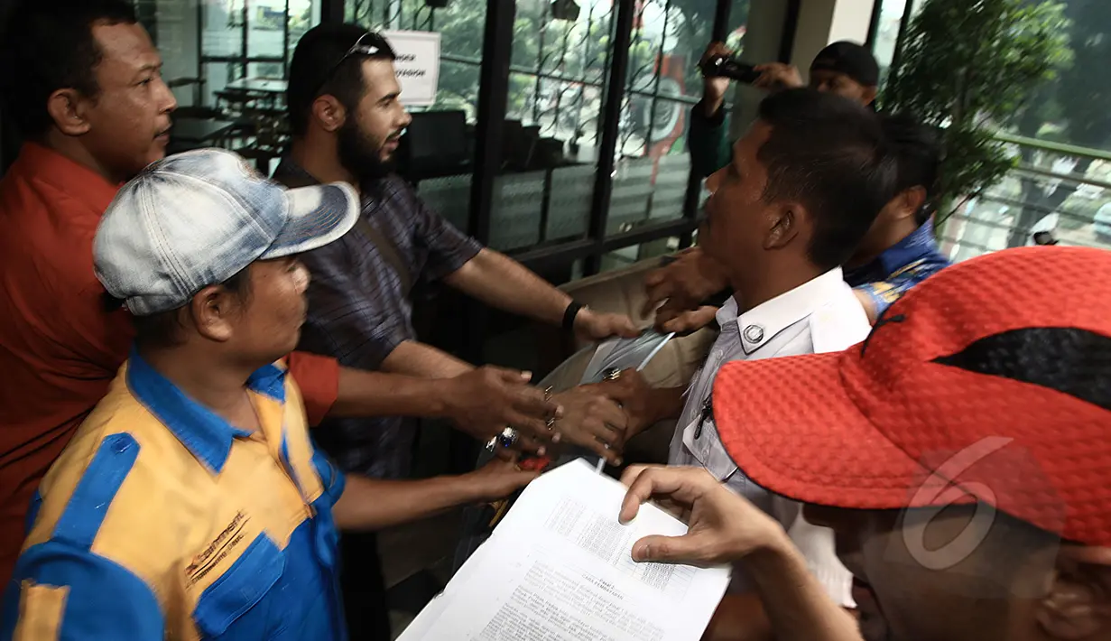 Pengelola gedung Mall Jatinegara Xtaiment, PT Cakra Asia Agung dan PT Rezeki Dwi Sejati bentrok saat PT Rezeki ditahan PT Cakra saat akan memasang plang, Jakarta, Senin (13/4/2015). (Liputan6.com/Johan Tallo) 