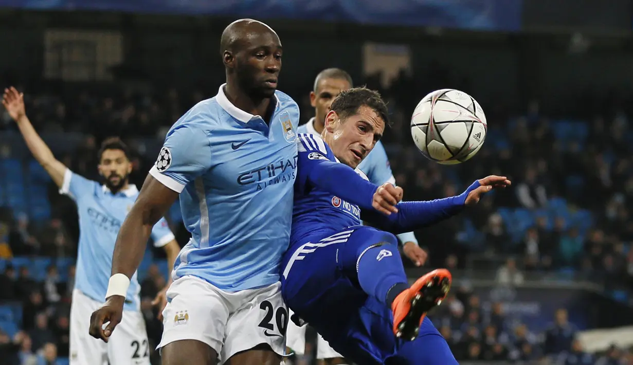 Pemain Manchester City, Mangala (kiri), berebut bola dengan pemain Dynamo Kiev, Oleksandr Yakovenko, pada leg kedua babak 16 besar Liga Champions di Stadion Etihad, Manchester, Rabu (16/3/2016) dini hari WIB. (Reuters/Jason Cairnduff)