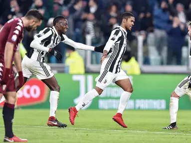 Pemain Juventus, Douglas Costa (tengah) merayakan gol bersama rekan-rekannya saat melawan Torino pada laga perempatfinal Coppa Italia di Allianz Stadium, Turin, Italia, (3/1/2018). Juventus menang 2-0. (Alessandro Di Marco/ANSA via AP)