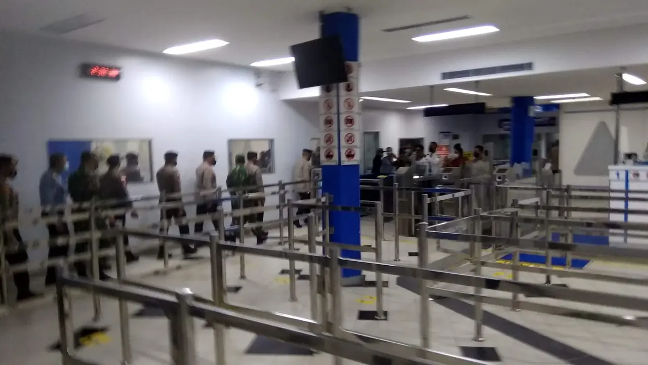 Warga negara asing (WNA) asal Singapura mengaku mendapat perlakuan tidak menyenangkan saat tiba di Pelabuhan Internasional Sekupang, Batam.
