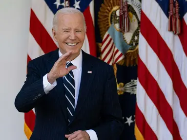 Presiden Amerika Serikat (AS), Joe Biden melambaikan tangan usai menyampaikan keterangan di Rose Garden, Gedung Putih di Washington DC, 7 November 2024. (Allison ROBBERT/AFP)