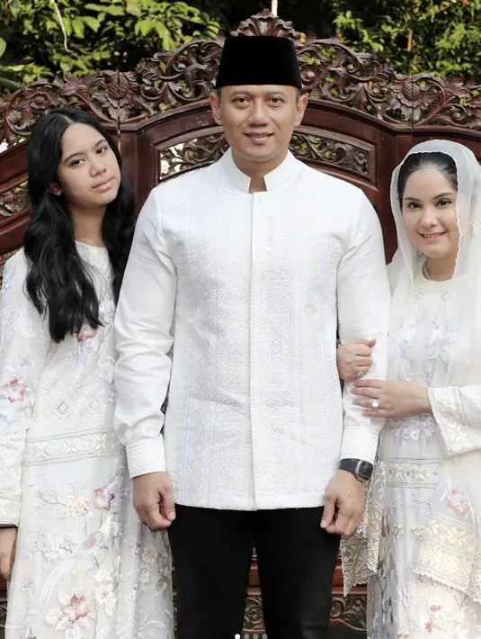 Putih menjadi warna yang identik dengan Lebaran. Nuansa ini rupanya juga diandalkan oleh Annisa Yudhoyono yang manis dengan abaya putih. Detail bunga memberi kesan manis. Adapun menyempurnakan tampilan, kerudung senada jadi pilihan yang tepat.
[Foto: Annisa Yudhoyono]