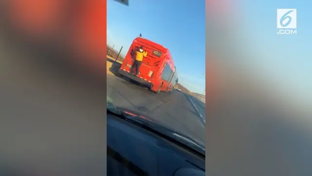 VIDEO: Remaja Nekat Gelantungan di Bus Gara-Gara Bosan