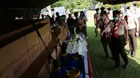 Ketua Kwartir Nasional Gerakan Pramuka Budi Waseso meninjau perlengkapan Pramukausai mengikuti apel di Taman Rekreasi Wiladatika, Cibubur, Jakarta, Rabu (28/10/2020). (Liputan6.com/Herman Zakharia)
