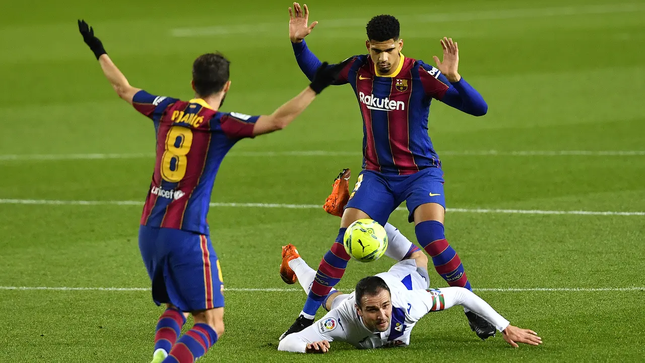 Foto Liga Spanyol: Tanpa Messi, Barcelona Ditahan Eibar 1-1